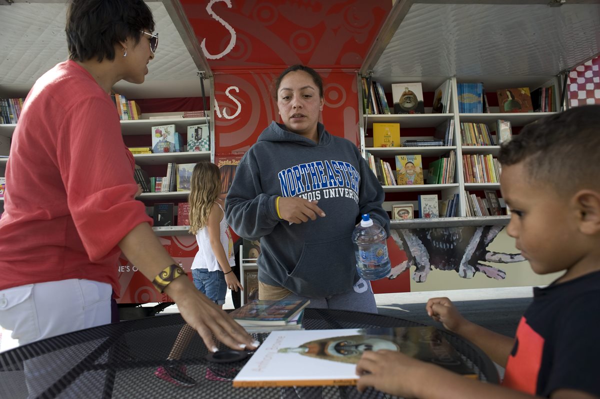 Cientos de personas usan el Book Truck para encontrar sus títulos favoritos. (Foto Prensa Libre: EFE)