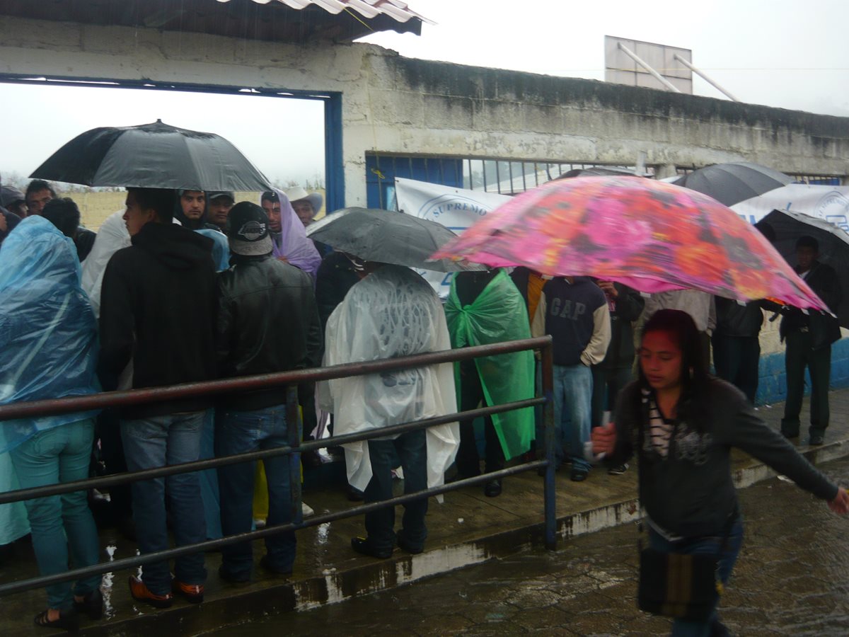 Votantes de la cabecera de San Marcos acuden a votar a pesar de la lluvia. (Foto Prensa Libre: Genner Guzmán)