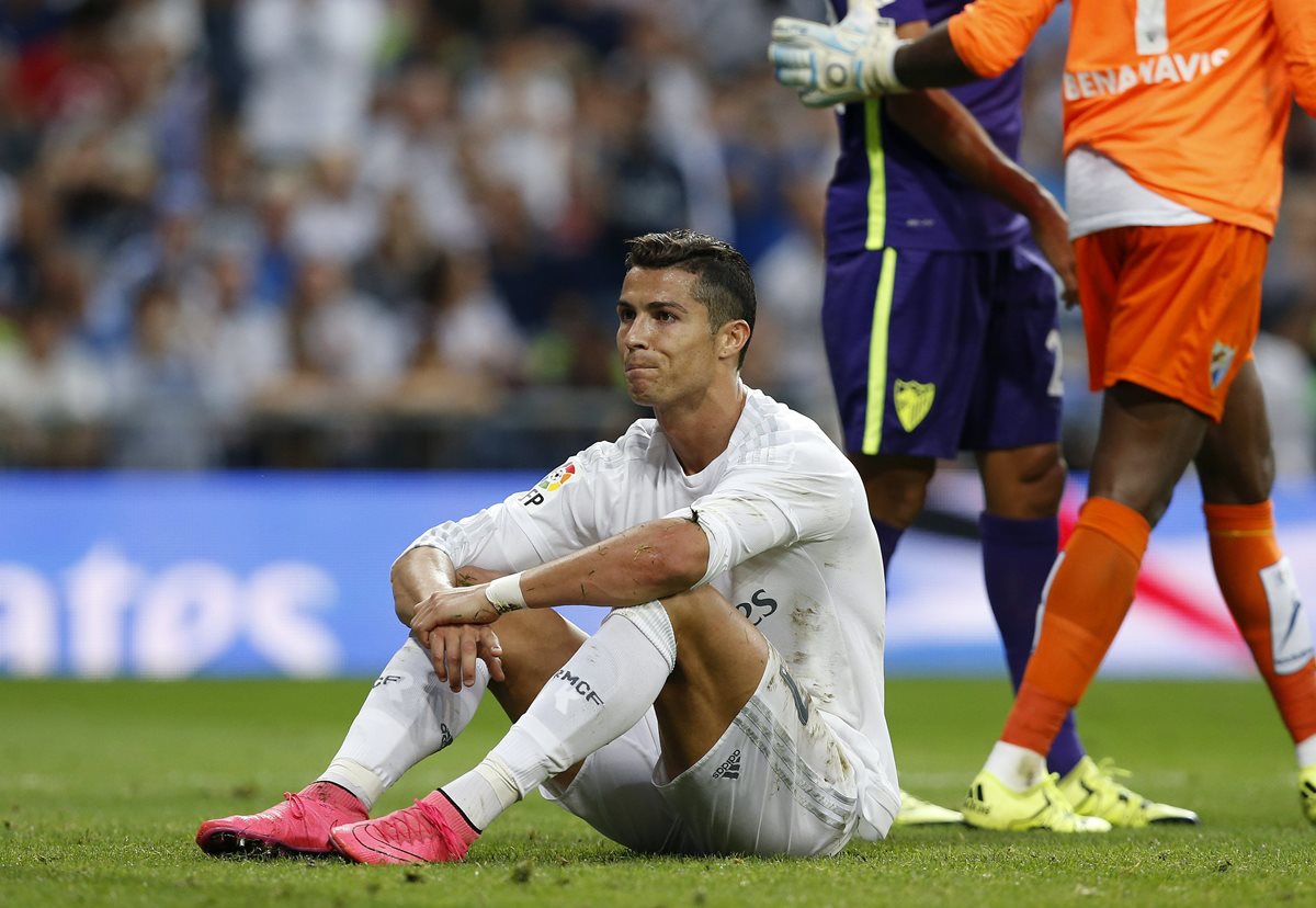Cristiano Ronaldo se vio frustrado y enojado durante el partido ante el Málaga. (Foto Prensa Libre: EFE)