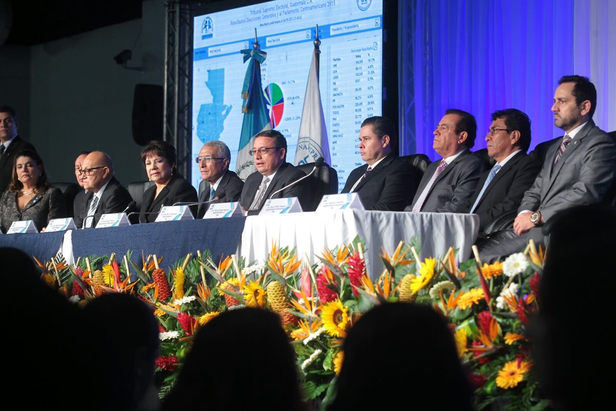 Magistrados revelan los primeros datos que declaran ganador al candidato Jimmy Morales del partido FCN-Nación. (Foto Prensa Libre: Álvaro Interiano)