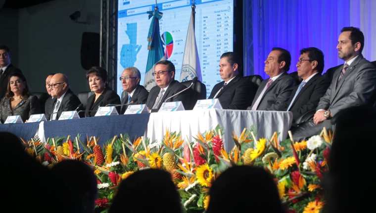 Magistrados revelan los primeros datos que declaran ganador al candidato Jimmy Morales del partido FCN-Nación. (Foto Prensa Libre: Álvaro Interiano)