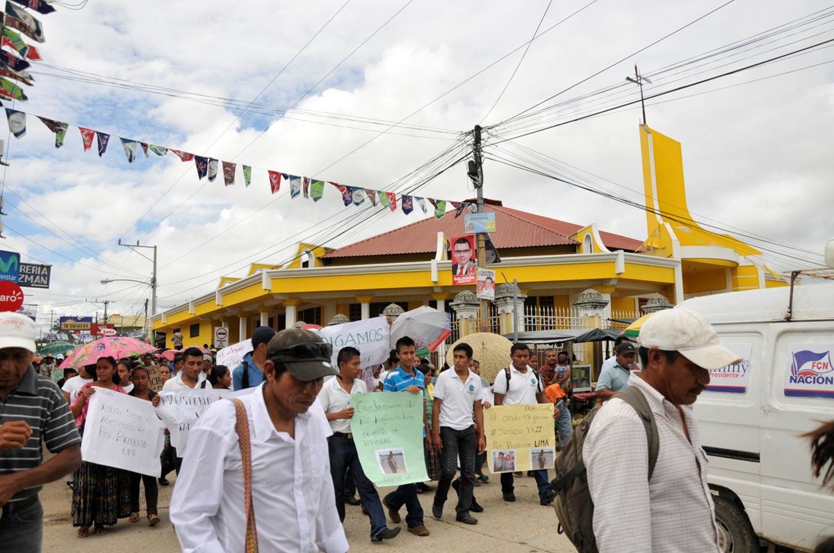 Jóvenes llevan pancartas en rechazo al asesinato de Rigoberto Lima Choc, en Sayaxché, Petén. (Foto Prensa Libre: Rigoberto Escobar)