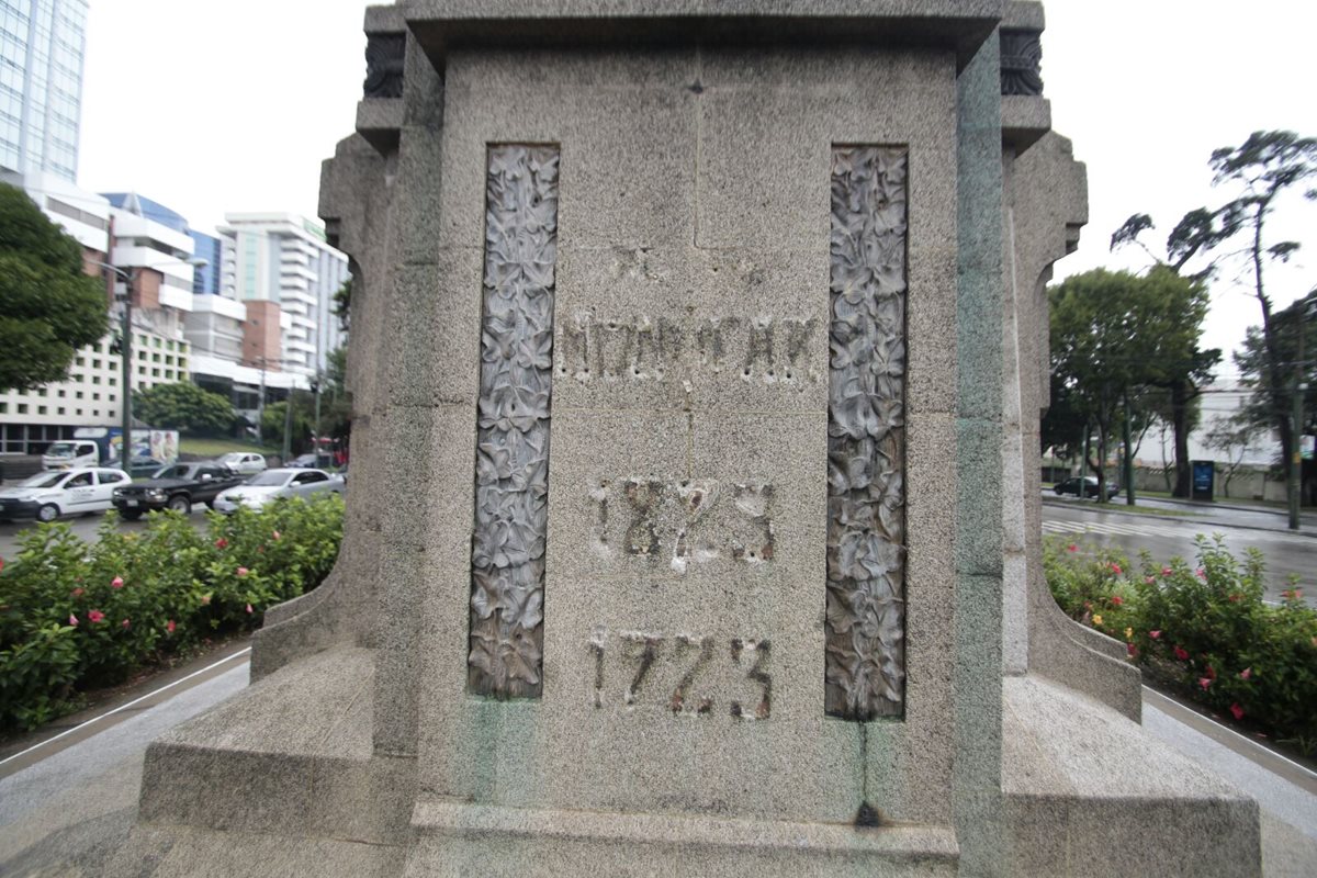 Placas de bronce sustraídas del monumento al Doctor Lorenzo Montúfar, en la Avenida La Reforma y 12 calle, zona 9. (Foto Prensa Libre: Érick Ávila)
