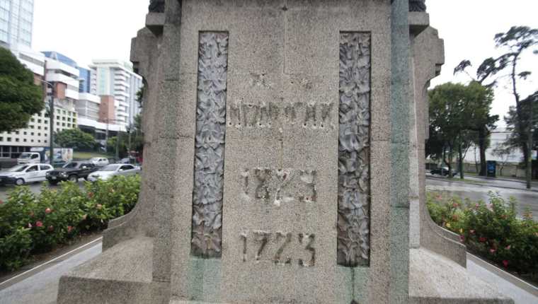 Placas de bronce sustraídas del monumento al Doctor Lorenzo Montúfar, en la Avenida La Reforma y 12 calle, zona 9. (Foto Prensa Libre: Érick Ávila)