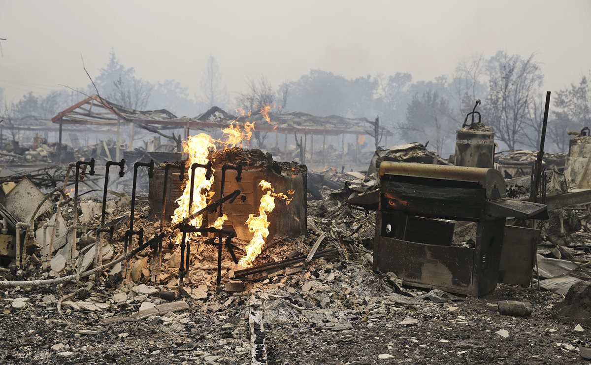 Grandes incendios han devastado varias localidades de California. (Foto Prensa Libre: AP)