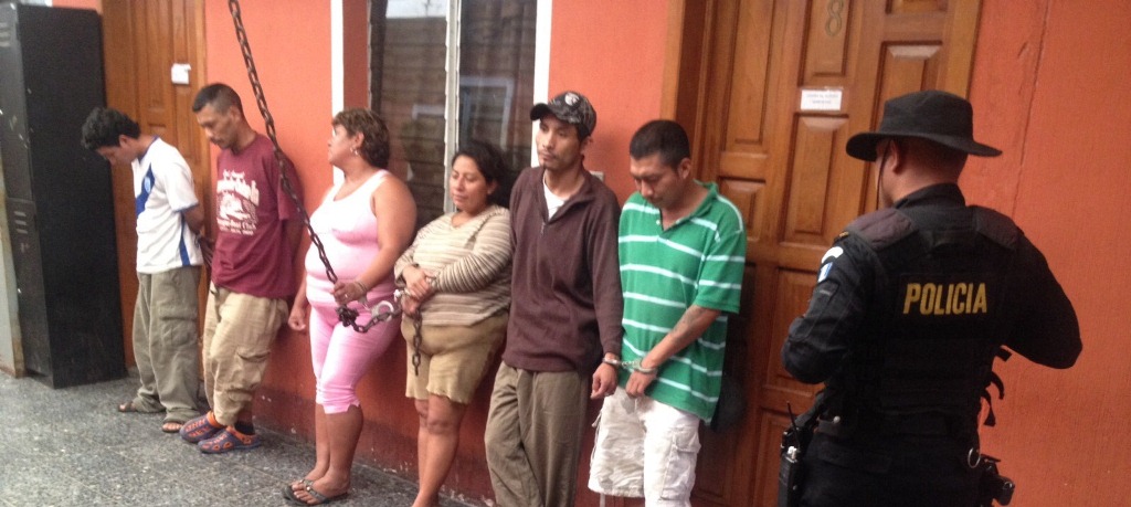 Los presuntos distribuidores de marihuana capturados en Esquipulas, Chiquimula. (Foto Prensa Libre: Edwin Paxtor)