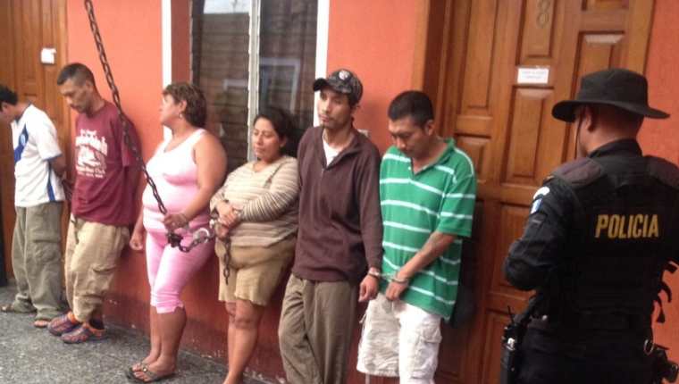 Los presuntos distribuidores de marihuana capturados en Esquipulas, Chiquimula. (Foto Prensa Libre: Edwin Paxtor)