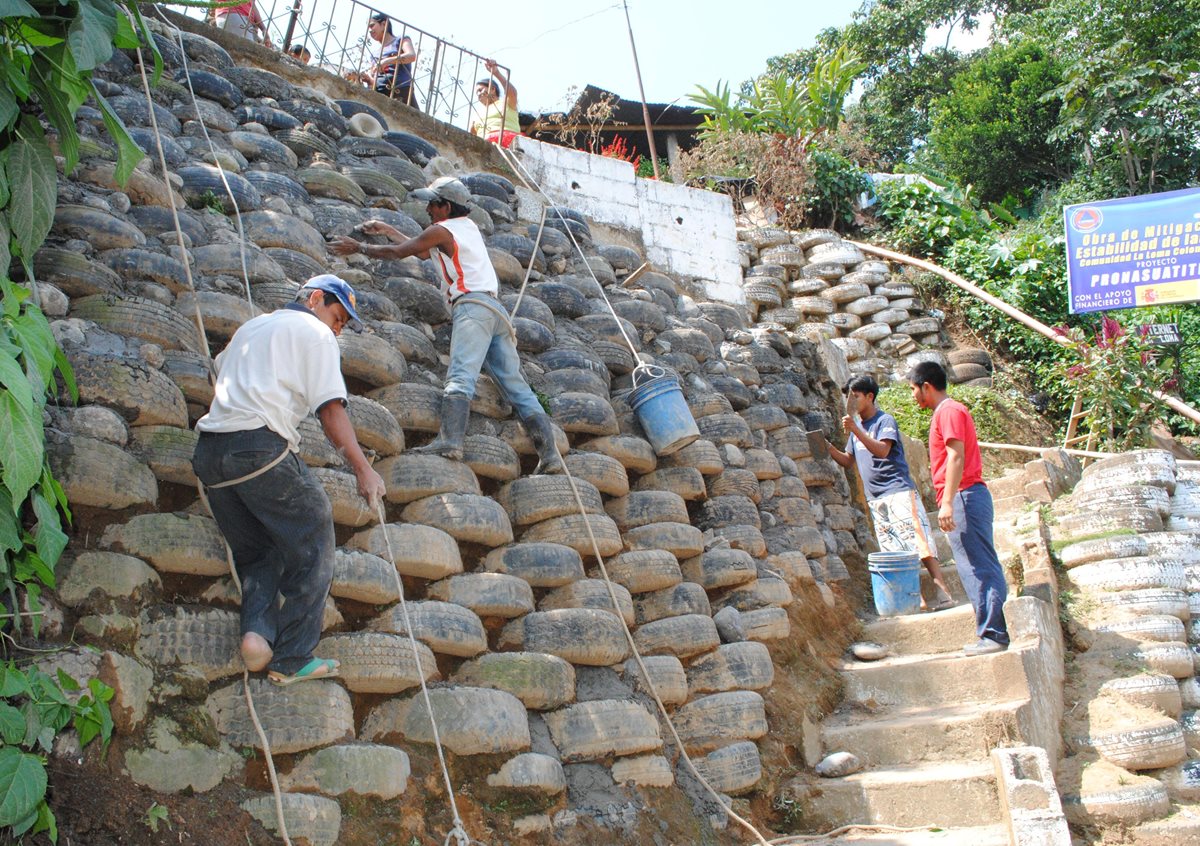 Construyen muro con llantas usadas en Las Mercedes, Colomba, Quetzaltenango.
