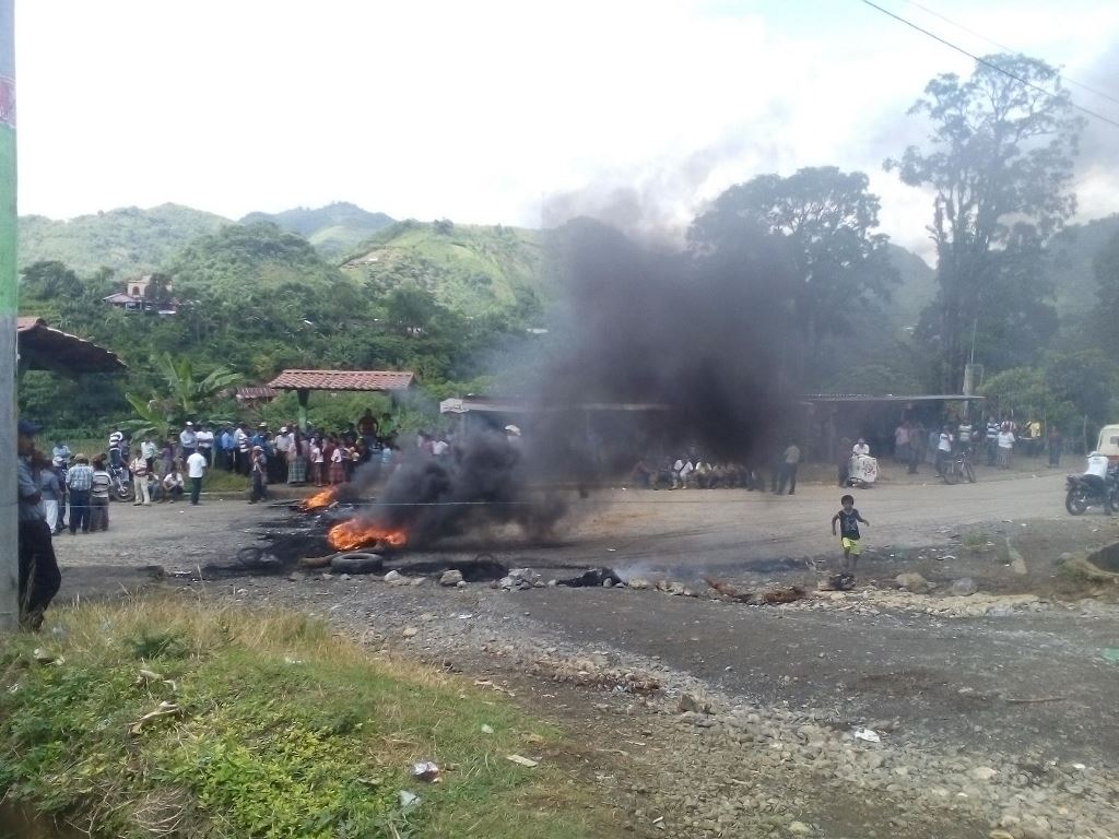 Pobladores de Senahú bloquearon la ruta al Polochic, Alta Verapaz. (Foto Prensa Libre: Eduardo Sam).