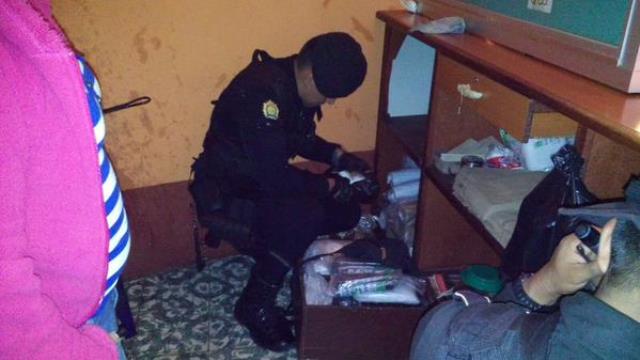 Un agente antinarcótico captado durante el operativo en la zona 3 capitalina. (Foto Prensa Libre: Mingob)