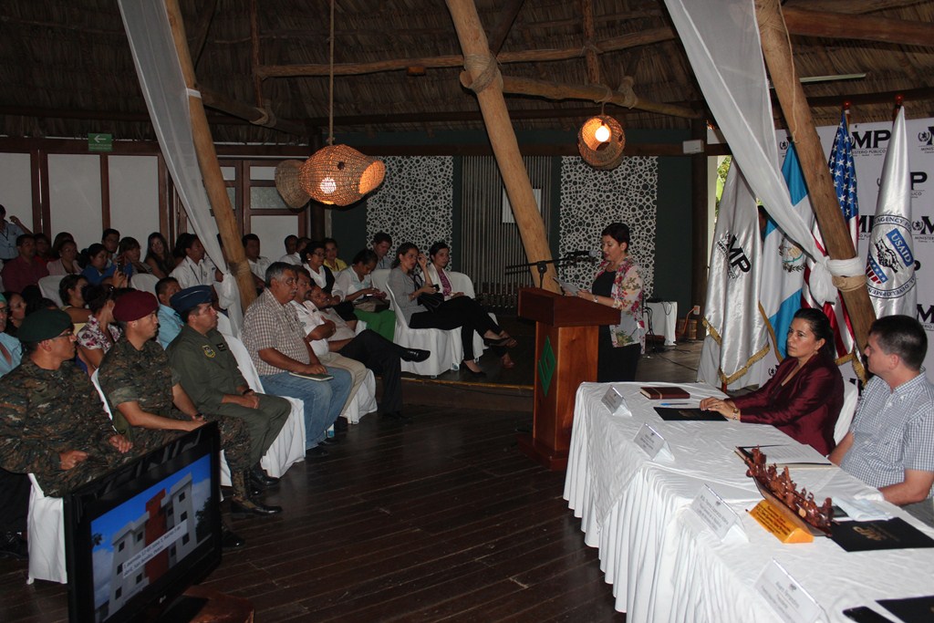 Thelma Aldana, fiscal general del MP, se dirige a la audiencia, durante la inauguración de fiscalía en Petén. (Foto Prensa Libre: Rigoberto Escobar)