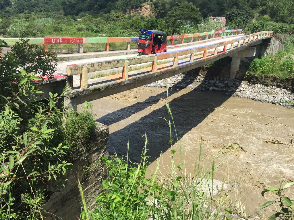 Correntadas del río Selegua han causado daños en el puente Pueblo Viejo, en la ruta a San Sebastián, Huehuetenango. (Foto Prensa Libre: Mike Castillo)