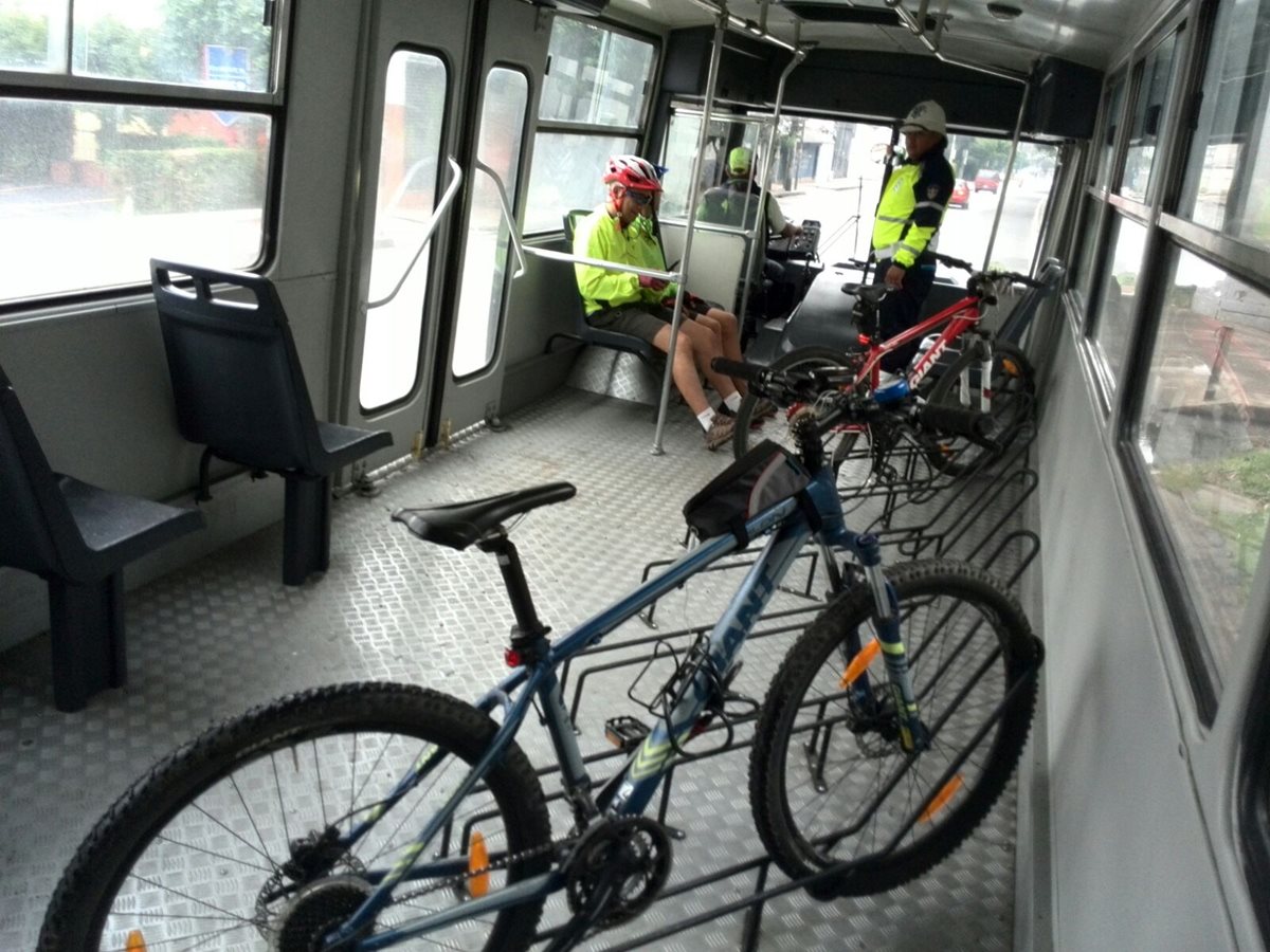 Los buses tienen un espacio especial para colocar las bicicletas, además de un lugar para el pasajero. (Foto Prensa Libre: Estuardo Paredes)