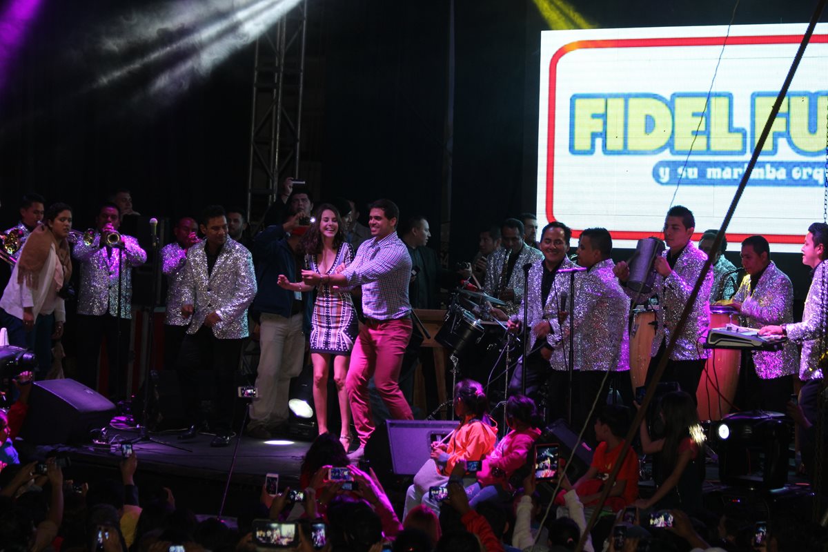 Los artistas mexicanos subieron al escenario para bailar con la música de la marimba orquesta de Fidel Funes. Esta escena será parte del capítulo final de la novela Amor de Barrio. (Foto Prensa Libre: Miguel A.López).