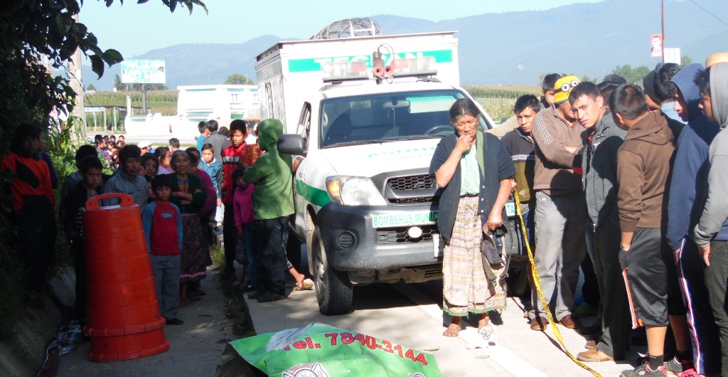 Curiosos observan el cadáver de José Adolfo Marroquín, quien fue encontrado sin vida en Tecpán Guatemala, Chimaltenango. (Foto Prensa Libre: José Rosales)