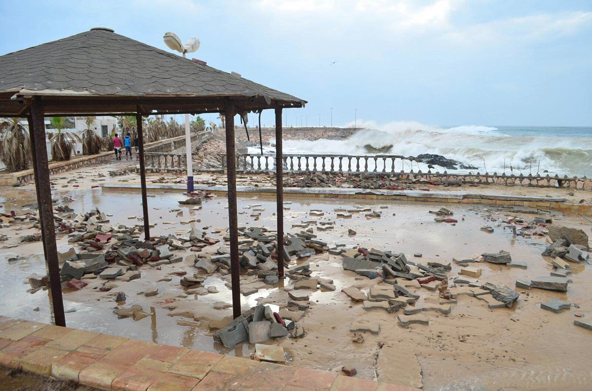 Un inmueble luce dañado por el paso del ciclón "Chapala". (Foto Prensa Libre: AP).