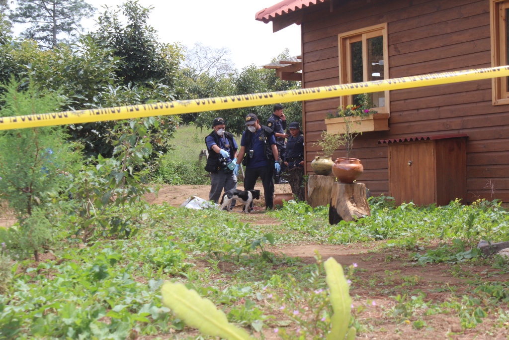 Autoridades resguardan el área donde fue localizado el cadáver del ciudadano francés, en San Andrés Semetabaj, Sololá. (Foto Prensa Libre: Ángel Jualjuj)