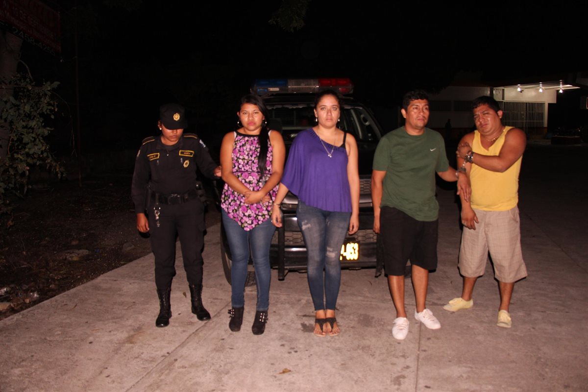 Los cuatro capturados en Nueva Concepción, Escuintla, son investigados de pertenecer a una banda de extorsionistas. (Foto Prensa Libre: Carlos Enrique Paredes)