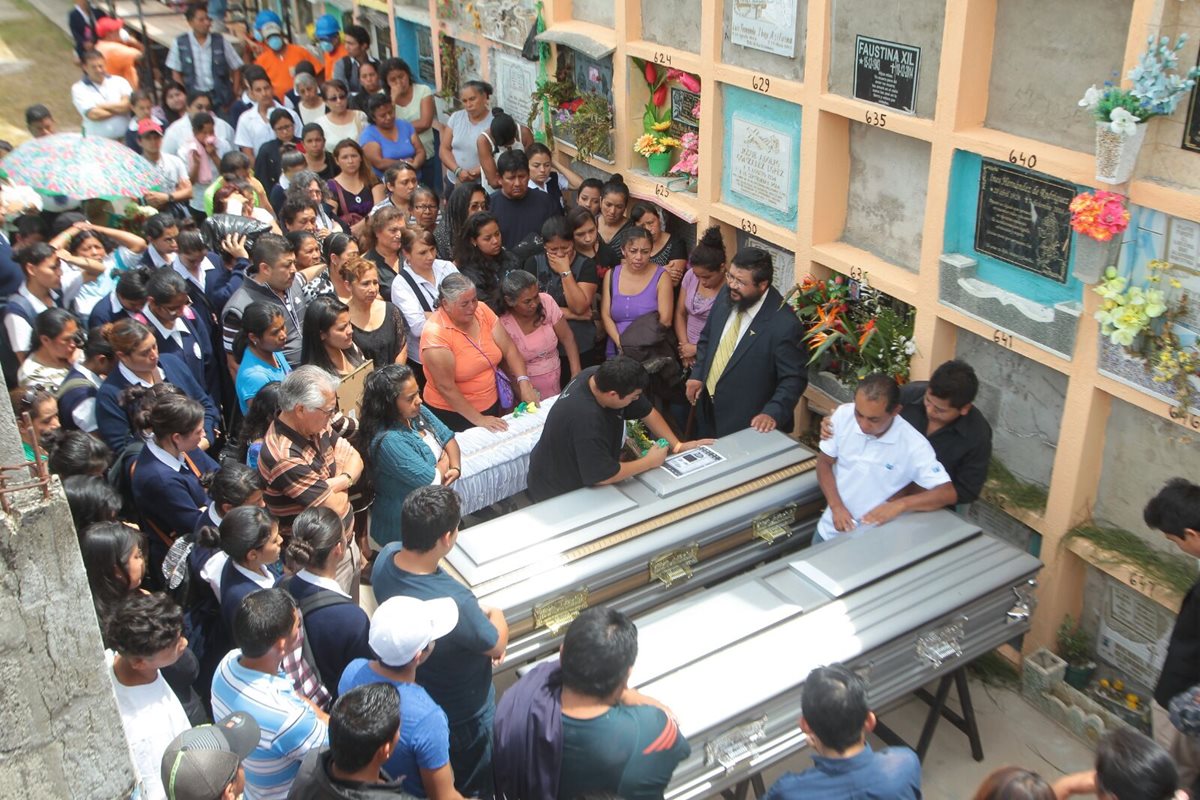 Samuel Morales Herrera sepultó los restos de su familia quienes murieron soterradas en El Cambray 2, Santa catarina Pinula. (Foto Prensa Libre: Álvaro Interiano)