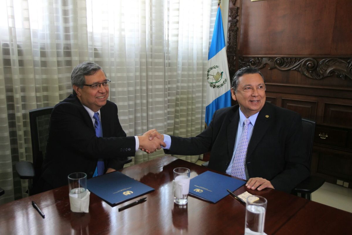 Jafeth Cabrera y Juan Alfonso Fuentes Soria se reúnen para comenzar el proceso de transición. (Foto Prensa Libre: Esbin García)