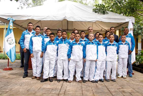 Los atletas que viajaran a Honduras fueron juramentados en el Ministerio de Educación-. (Foto Prensa Libre: Digef)