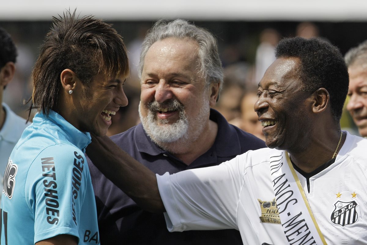 Neymar considera a Pelé como uno de sus ídolos del futbol (Foto Prensa Libre: AP)