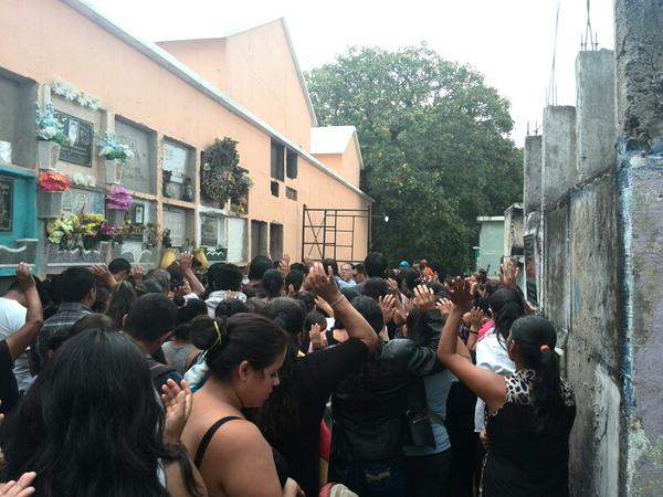 Familiares y amigos despidieron a Hermelinda Barahona de 61 años víctima del deslave en El Cambray 2, Santa Catarina Pinula. (Foto Prensa Libre: Rosa María Bolaños)