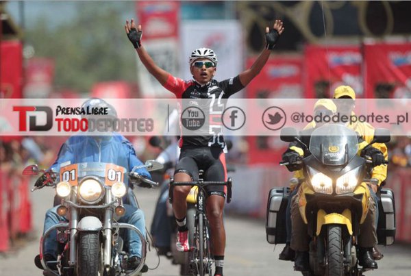 Alder Torres al momento de ingresar a la meta, en Teculután. (Foto Prensa Libre: Norvin Mendoza)