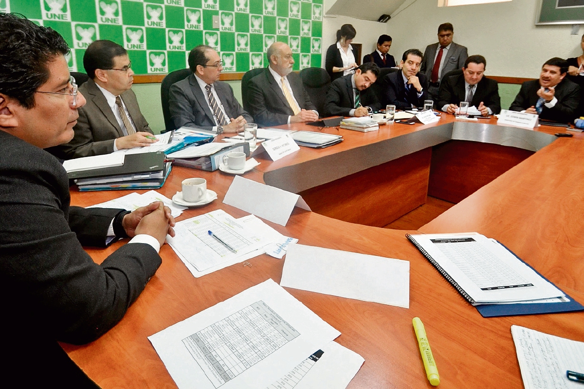 El viceministro de Finanzas, Edwin Martínez —derecha—, responde en el Congreso al diputado Carlos Barreda —izquierda—.