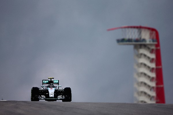 El piloto Nico Rosberg, en acción, durante las prácticas. (Foto Prensa Libre: AFP).