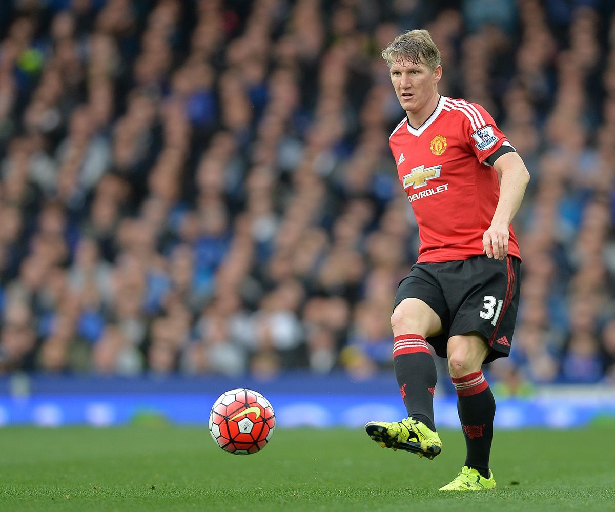 El ahora jugador del Manchester United, Bastian Schweinsteiger emprenderá acciones legales en contra de la compañía. (Foto Prensa Libre. EFE)