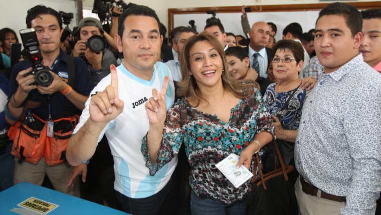 Jimmy Morales y su esposa Hilda Marroquín al emitir su sufragio este domingo. (Foto Prensa Libre: Esbin García)