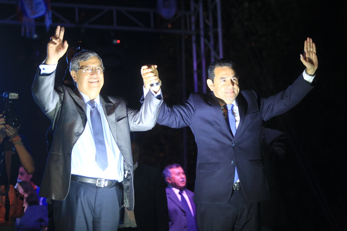 Jafeth Cabrera y Jimmy Morales, vicepresidente y presidente electos, celebran al conocer los resultados de la segunda vuelta. (Foto Prensa Libre: Hemeroteca PL)