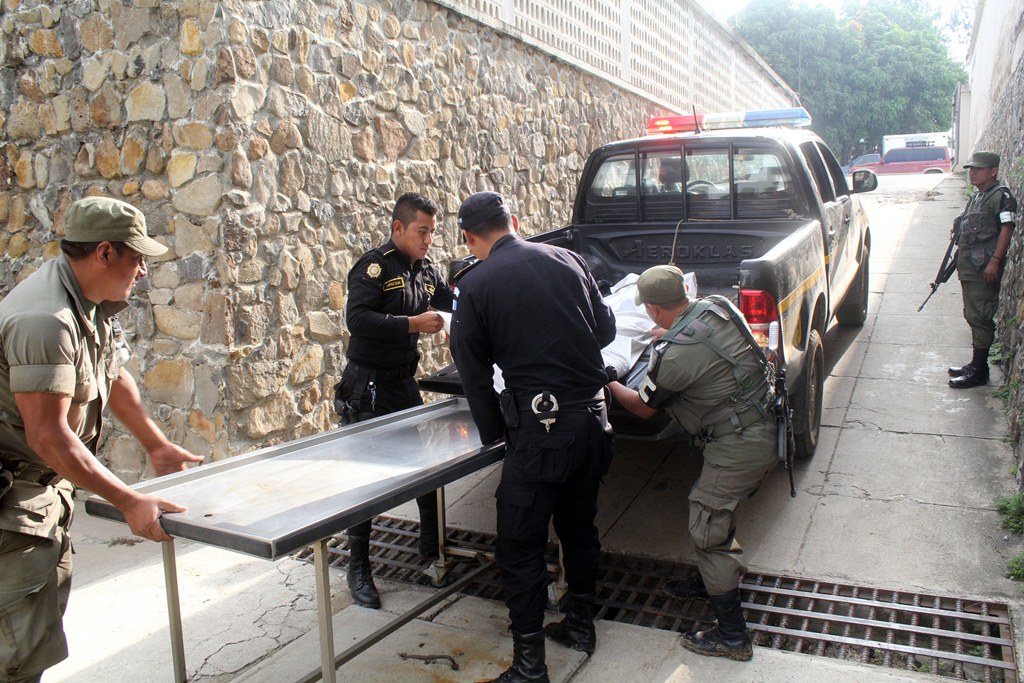 Autoridades ingresan el cadáver de Elí Aguilar a la morgue de Jalapa. (Foto Prensa Libre: Hugo Oliva)