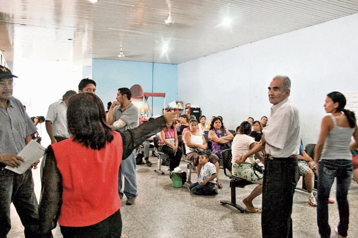 Vecinos de la cabecera departamental de Escuintla acuden al hospital regional por síntomas de dengue.