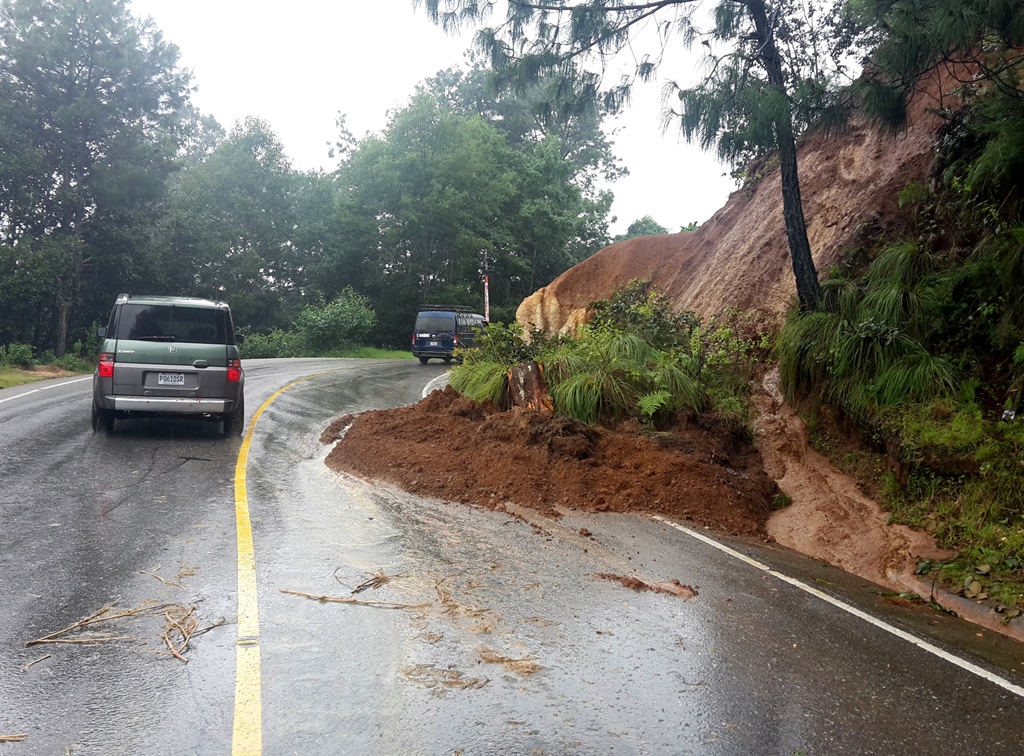Derrumbe perjudica el paso de vehículos en el km 135.1 de la ruta entre Los Encuentros, Sololá, y Chichicastenango. (Foto Prensa Libre: Óscar Figueroa)