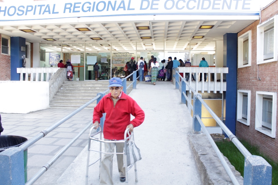Pacientes esperan atención en la consulta externa del HRO, en Quetzaltenango. (Foto Prensa Libre: María José Longo)