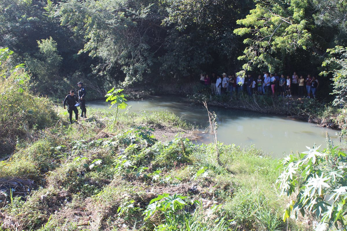 Agentes de la PNC recaban evidencias en la zona 3 de la cabecera de Jutiapa, donde vecinos localizaron el cadáver de un hombre. (Foto Prensa Libre: Óscar González)