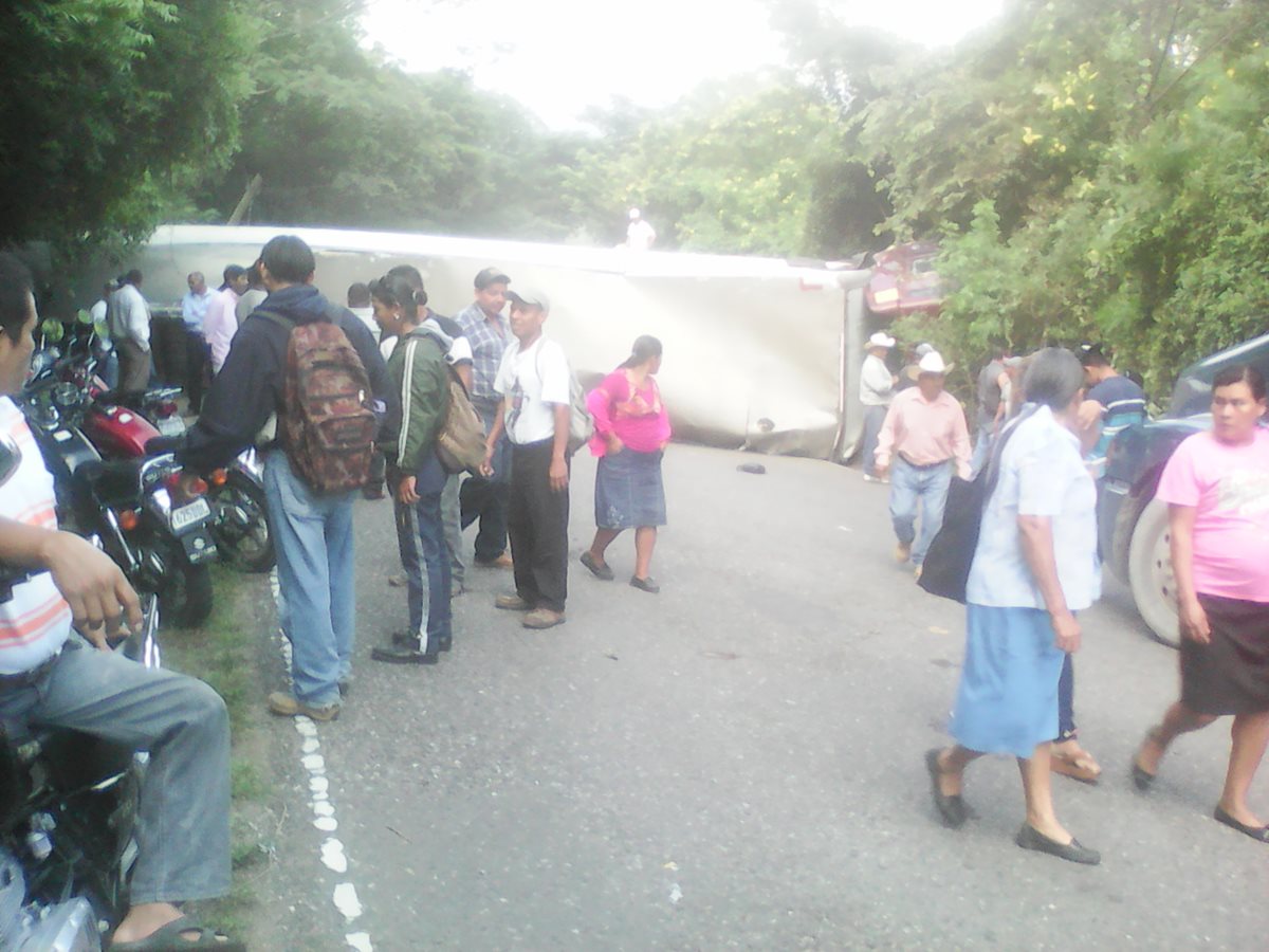Tráiler volcado impide paso en km 182 de la ruta que conduce de Chiquimula a Esquipulas. (Foto Prensa Libre: Edwin Paxtor)