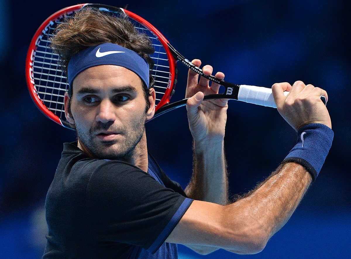 Roger Federer durante el partido frente a Kei Nishikori en el Másters de Londres. (Foto Prensa Libre: AFP)