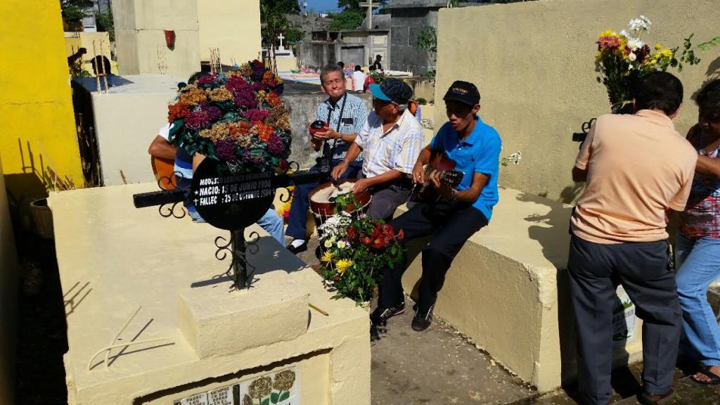 Músicos cantan melodía en memoria de difuntos en Coatepeque, Quetzaltenango. (Foto Prensa Libre: Alexánder Coyoy)
