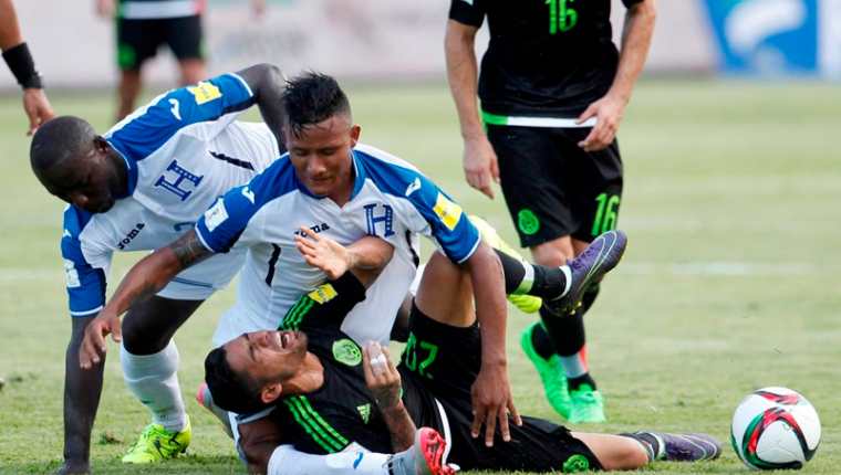 Luis Garrido sufrió una grave lesión en el duelo entre Honduras y México. (Foto Prensa Libre: AP)