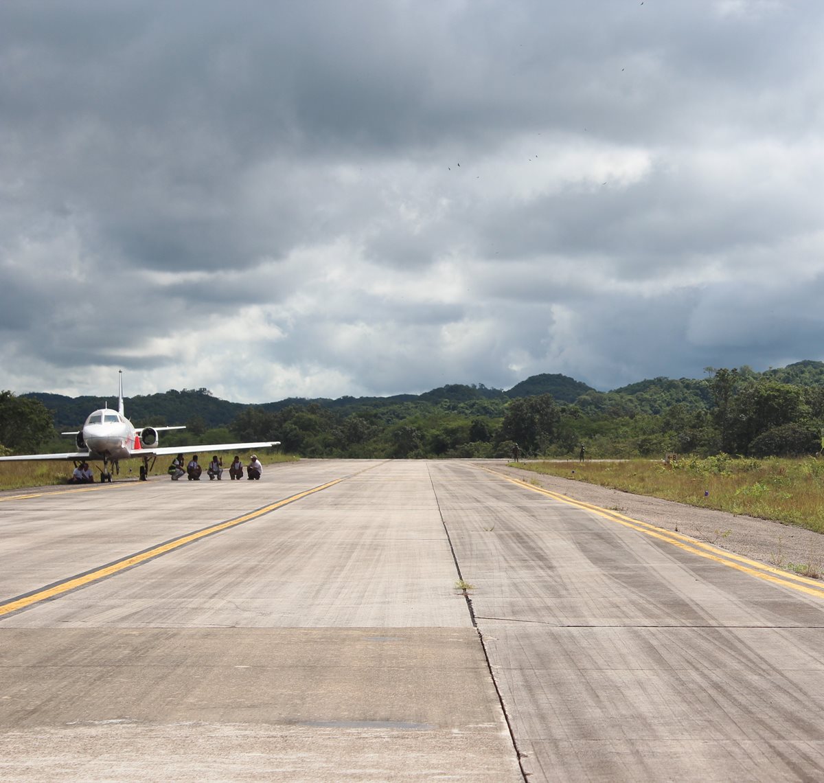 El aeropuerto Mundo Maya, de Santa Elena, Flores, Petén, cuenta con una pista de talla internacional, categoría cinco, con una longitud de tres kilómetros. (Foto Prensa Libre: Rigoberto Escobar)