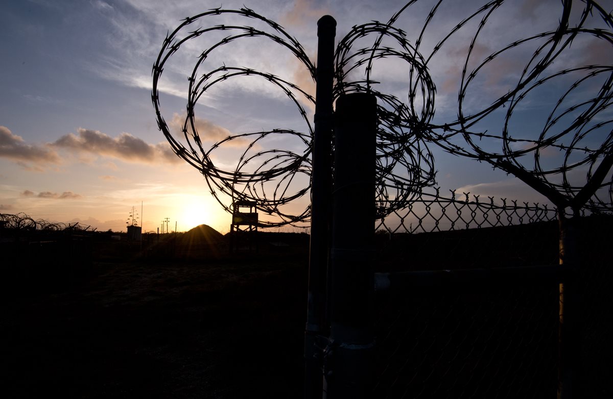 Obama firma ley de defensa que restringe cierre de Guantánamo