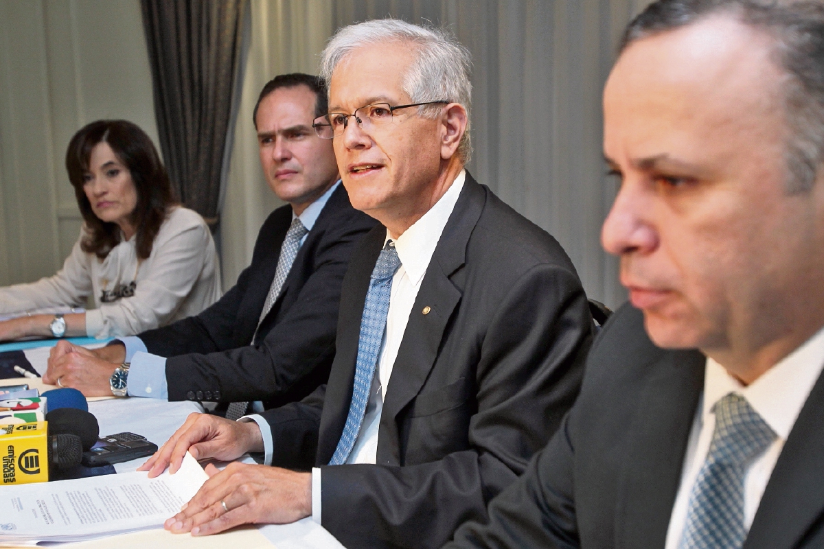 Roberto Fuentes -al centro-, acompañado de Juan Rivera -izquierda- y Édgar Bran, de la AEMPG. (Foto Prensa Libre: Álvaro Interiano)