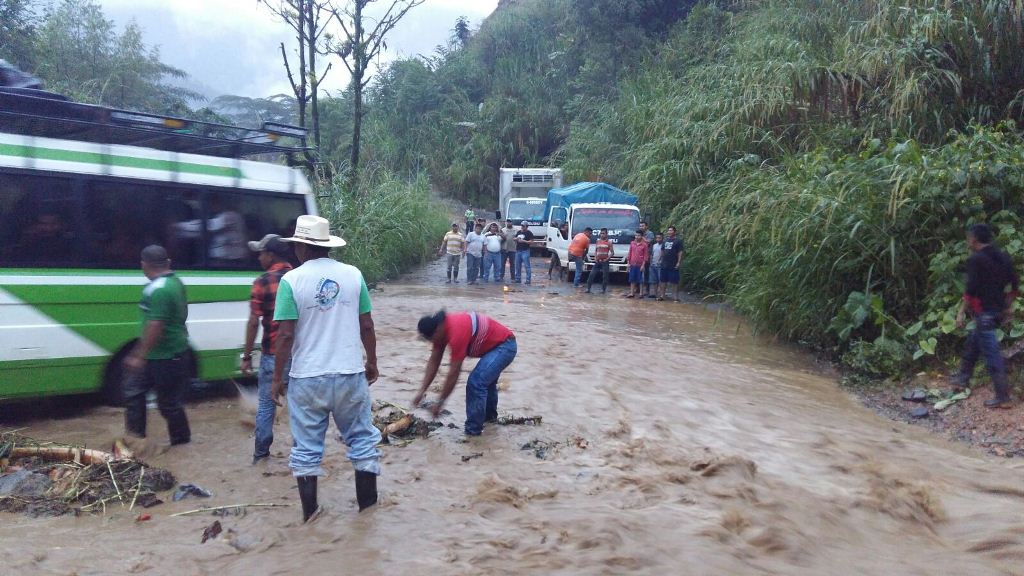 Vehículos se quedan varados, por el estado lamentable en que se encuentra la ruta al Polochic, Alta Verapaz, situación que aprovechan delincuentes. (Foto Prensa Libre: Eduardo Sam).