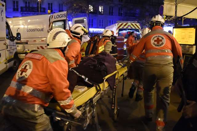 Integrantes de la Cruz Roja evacuan a uno de los heridos en Paris, Francia. (Foto Prensa Libre: AFP)