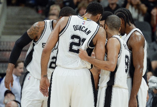 Los jugadores de los Spurs viven un momento mágico. (Foto Prensa Libre: AP)