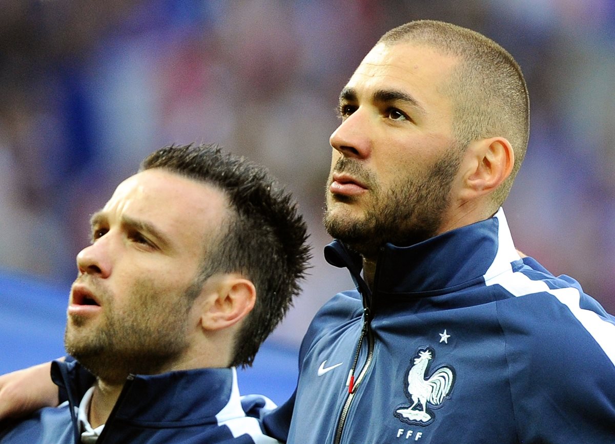 Mathieu Valbuena junto a Karim Benzema en un partido con la selección de Francia. (Foto Prensa Libre: AFP)