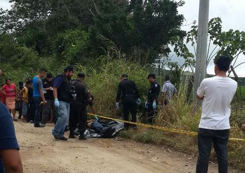 Agentes de la PNC inspeccionan el lugar donde se localizó a Yuman Barillas. (Foto Prensa Libre: Oswaldo Cardona)